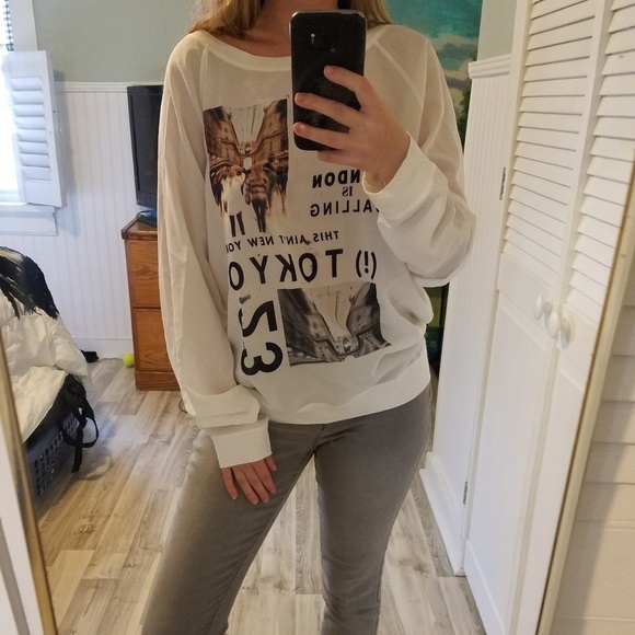 Forever 21 Graphic pullover top - Picture 2 of 3